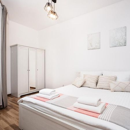 City Of The Kings-Camomile Apartment Krasków Εξωτερικό φωτογραφία